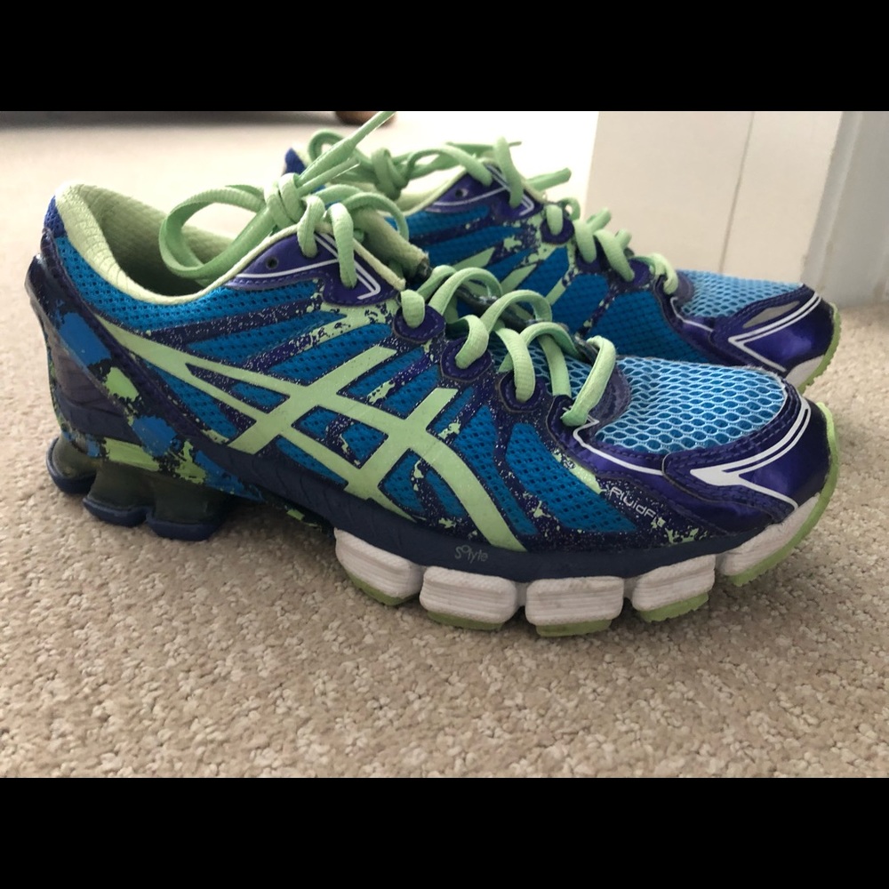 ASICS women’s size 3 tennis/running shoes